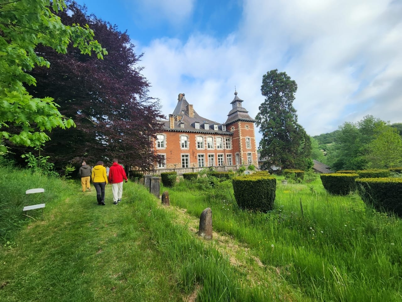 Walking through the grounds toward Château Cortils