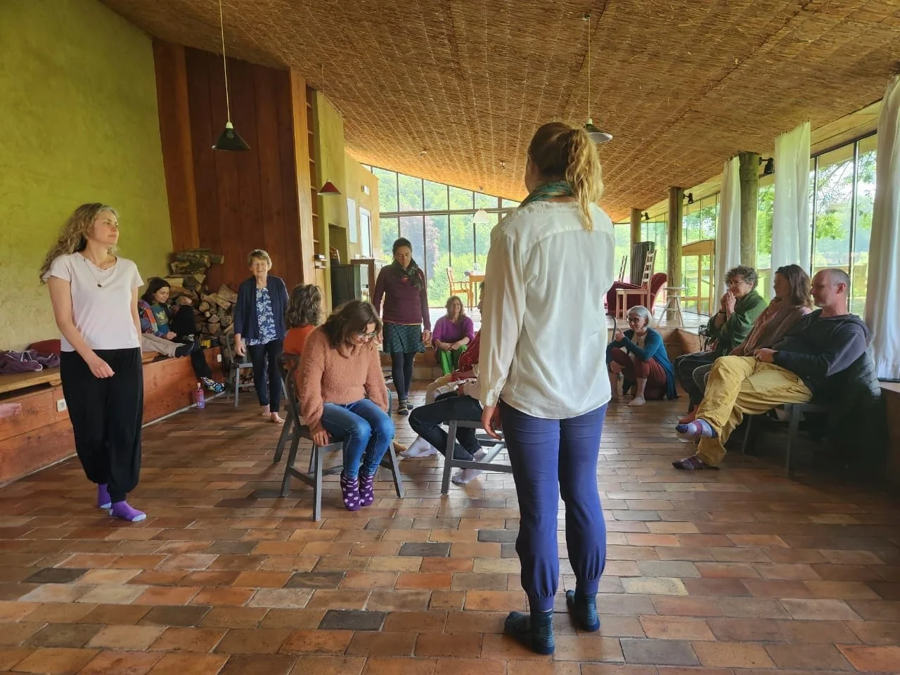A circle gathered in the workshop hall at Château Cortils
